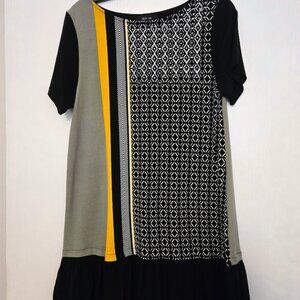 Style & Co black and gray‎ multi patterned S/S tunic with ruffle hem. Size M